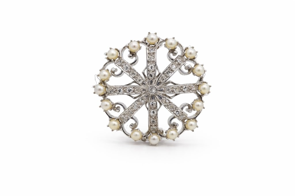 Antique 18K Pearl & Diamond Pin Brooch: Antique 18K Pearl & Diamond Pin Brooch/ Pendant. 8.0 DWT Measures 1 3/8 Diameter