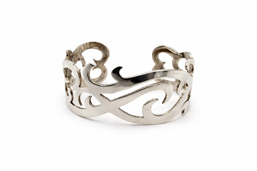 .925 Sterling Silver Stylized Cuff Bracelet: Vintage .925 sterling silver stylized cuff bracelet. Stamped 'ANY F 925' on inside. Some tarnishing on inside and some signs of wear, otherwise in very good condition. Weight 36g