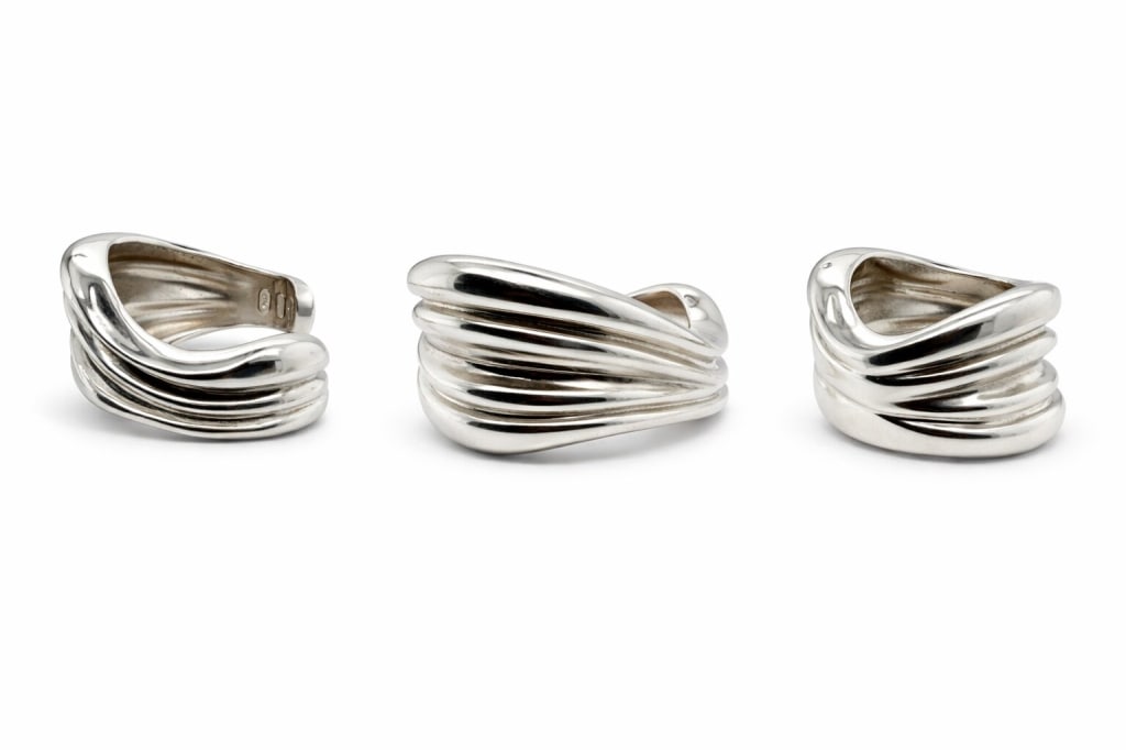 Vintage Alen Dione Modernist Sterling Silver Cuff: Vintage Alen Dione modernist .925 sterling silver cuff bracelet. Stamped 'A Dione' and '925' inside towards the end of cuff. Minor signs of wear/use, otherwise in good condition. Weight: 61g