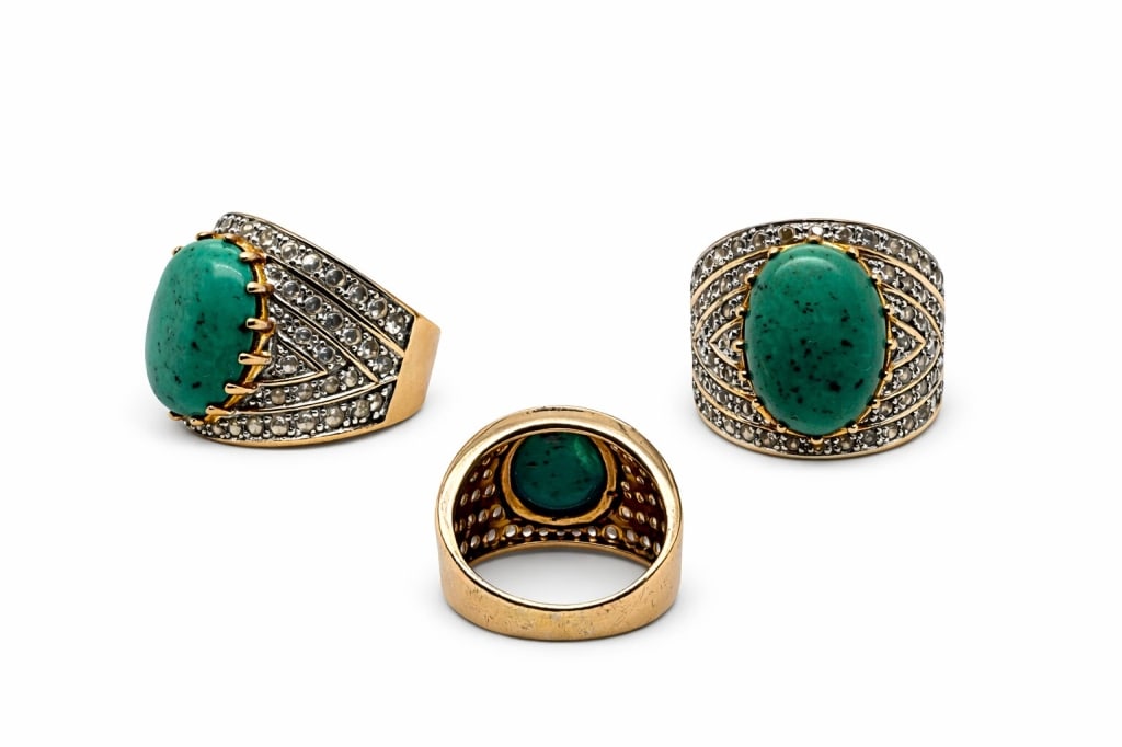 .925 Sterling Silver Turquoise Gold Toned Ring: Vintage gold toned .925 sterling silver turquoise stone ring. Stamped '925' and 'China' on inside. Minor signs of wear, otherwise in very good condition. Size 9 Weight 9g