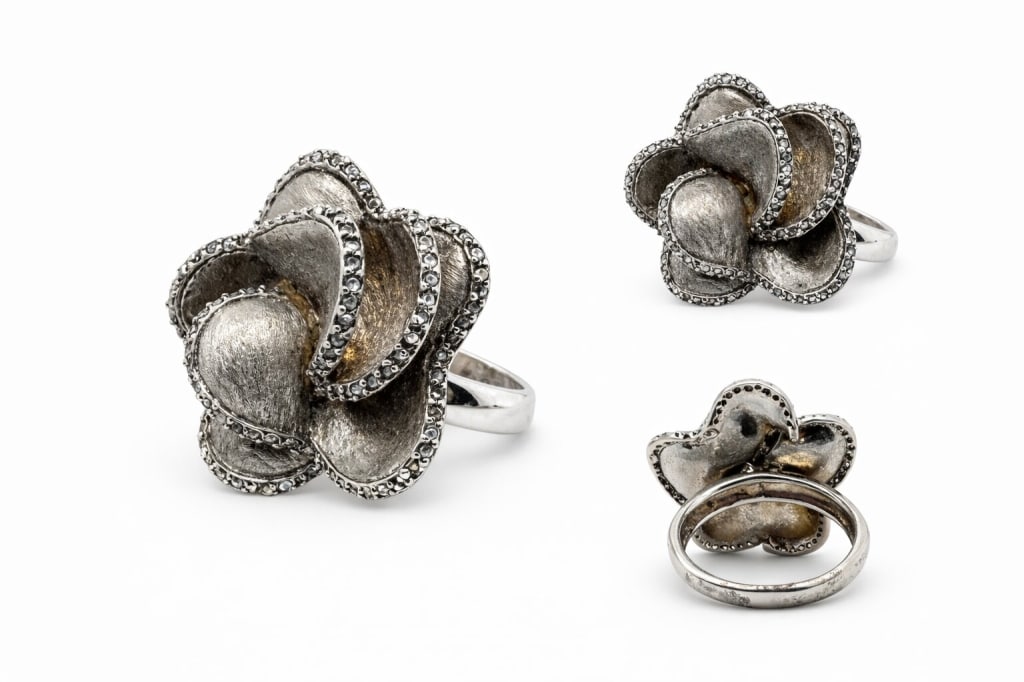 .925 Sterling Silver CZ Floral Ring: Vintage .925 sterling silver cubic zirconia floral ring. Stamped '925' on inside . Signs of wear and tarnishing, otherwise in good condition. Size 8.25 Weight 10g