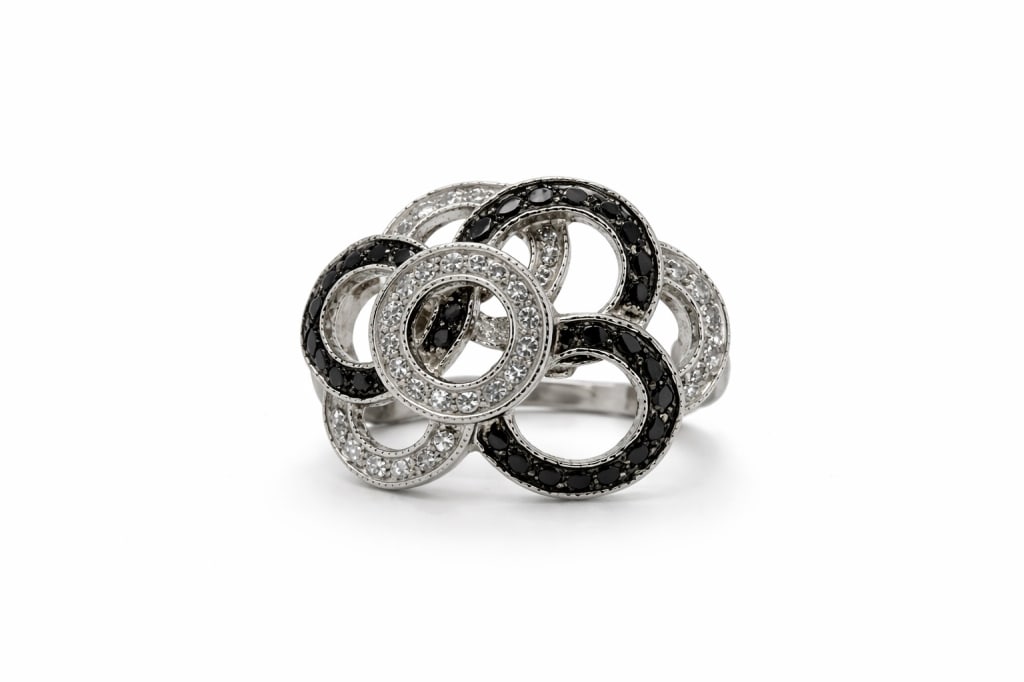 .925 Sterling Silver B/W Gemstone Ring: Vintage .925 sterling silver black and white gemstone ring. Stamped '925' on inside. Minor signs of wear and tarnishing, otherwise in good condition. Size 8 1/2 Weight 6g