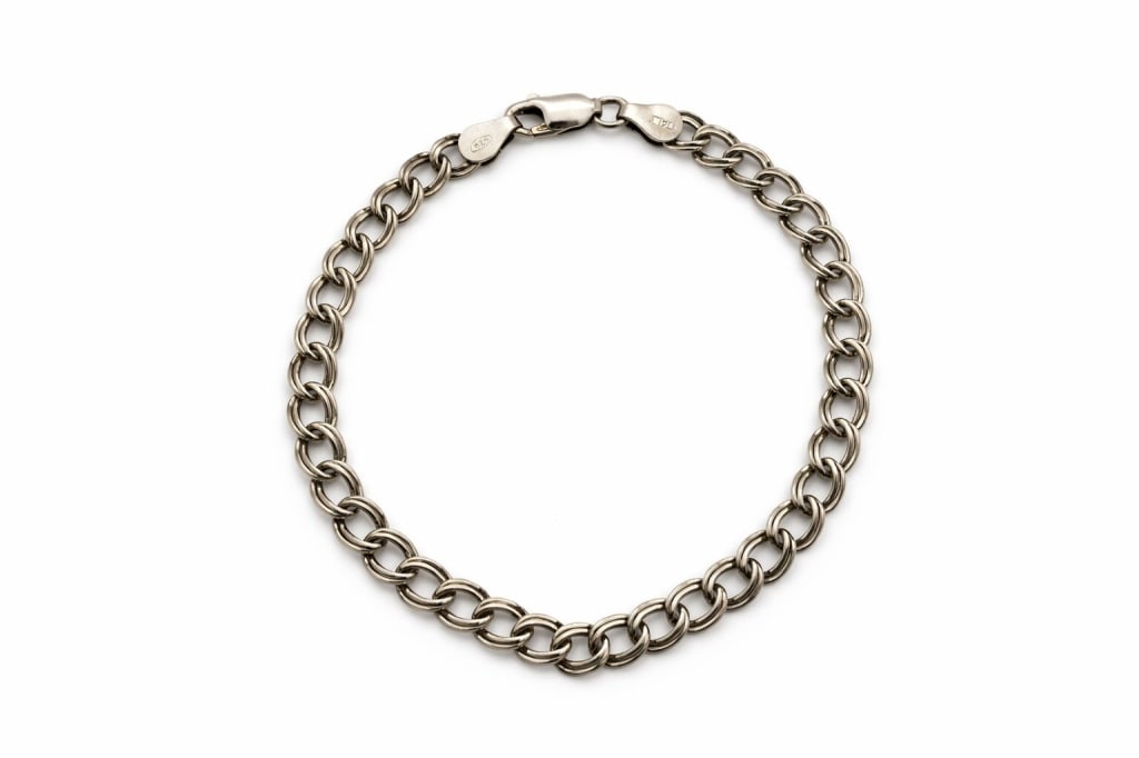 Vintage Italian .925 Sterling Silver Bracelet: Vintage made in Italy .925 sterling silver bracelet. Stamped 'Italy' and '925' on both bails, '925' clasp. Minor signs of wear/age and toning, otherwise in good condition. Weight 6g