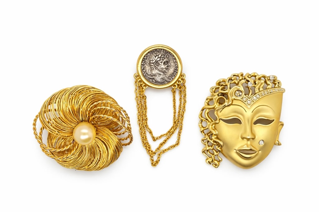 Lot Of Vintage Gold Toned Brooches: Lot of 3 vintage gold toned brooches. No make or stamps on any. All have minor signs of wear and age, otherwise all in good condition.