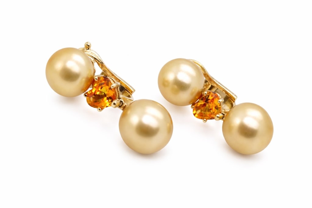 Sabba, Paris Peal & Sapphire Earrings.: Sabba, Paris Peal & Sapphire Earrings. Satmped 750, 18K. Drop Earrings. Measure 1 1/8 Lenght. Total 10.7 DWT