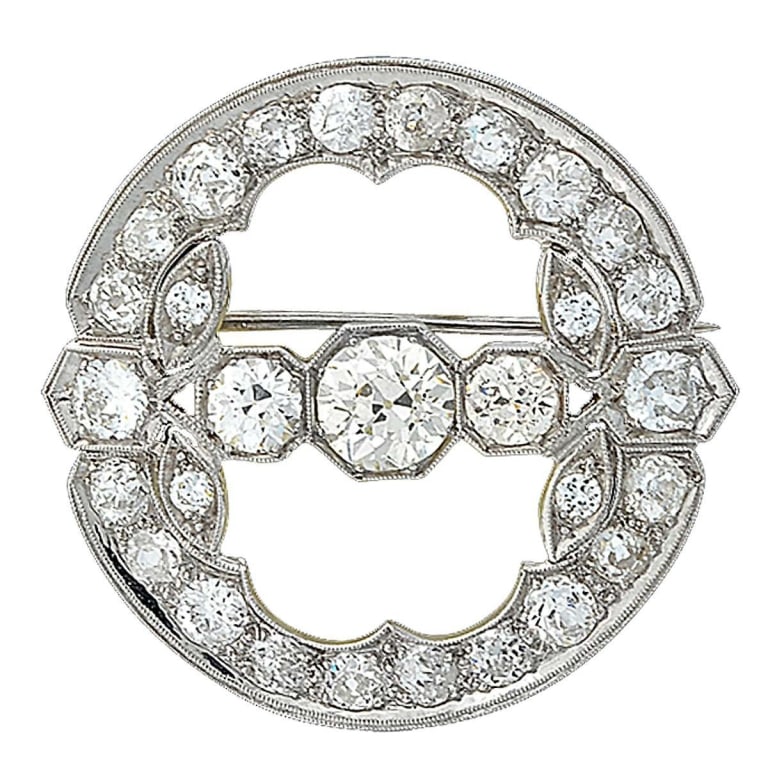 5.35CT DECO BROOCH: 5.35CT DECO BROOCH-V6901-1 A striking tribute to the elegance of the Art Deco era, this platinum diamond brooch showcases the architectural beauty and geometric symmetry that define the period. Featur