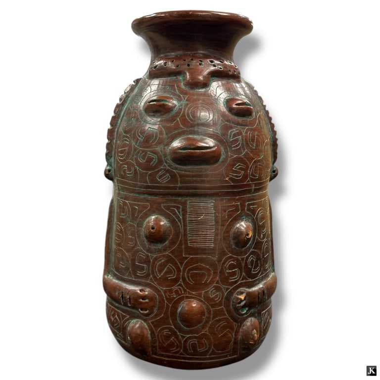 Reis Para Brazilian Incised Terracotta Urn: Large Vintage Brazilian Incised Terracotta Urn. Signed Reis Para. Light wear or in good condition. Measures 11" High x 6" Diameter 108644 8A