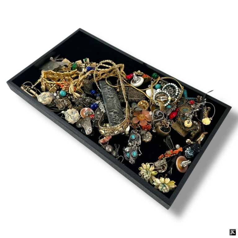 Lot of Assorted Costume Jewelry: Lot of Assorted Costume Jewelry. Varying conditions. 32770 8A