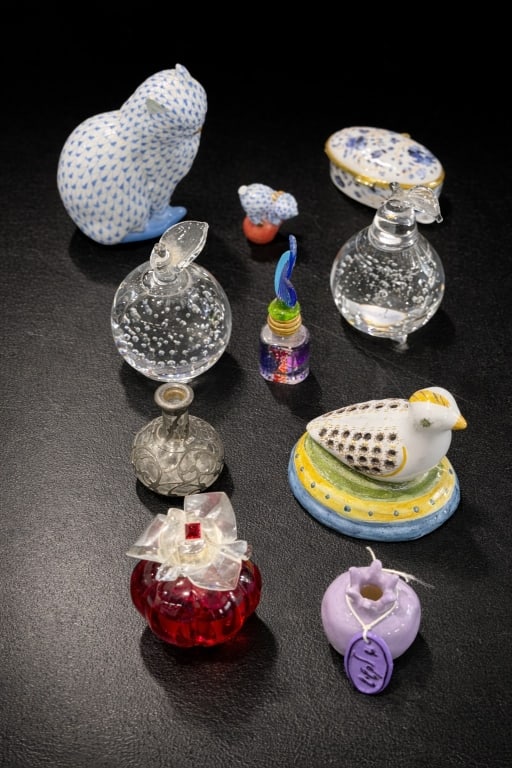 (10) Ten Assorted Art Glass & Herend Items.: (10) Ten Assorted Art Glass & Herend Items. Art glass measures 4 1/2 inches high. Herend 4 1/2 inches