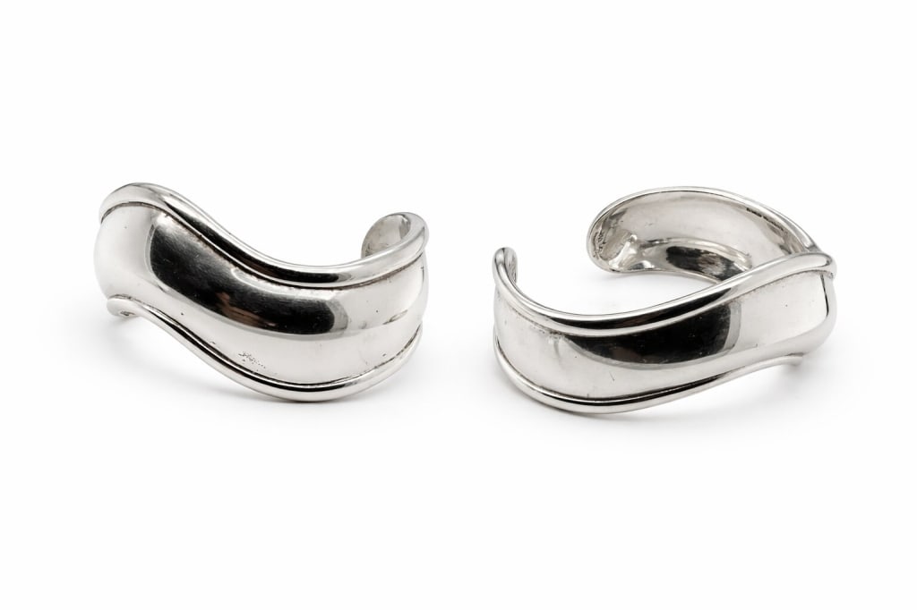 .925 Sterling Silver Modernist Cuff Bracelet: .925 sterling silver modernist cuff bracelet. Stamped 'Mexico 925' on inside. Minor signs of tarnishing and wear, otherwise in good condition. Weight 40g