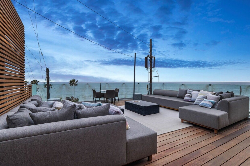 (2) Outdoor sofas with ipi base: (2) Huge outdoor sofas with ipi base one left hand and one right hand. Measures: 11 ft x 8ft Pick up location, West Los Angeles California. All items are coming from LA.