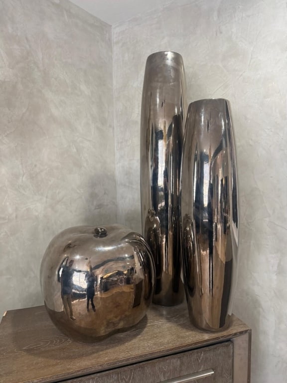 Large Italian mirror finish ceramic vases and appl: Large Italian mirror finish ceramic vases and apple. PICK UP LOCATION - WEST LA, LOS ANGELES