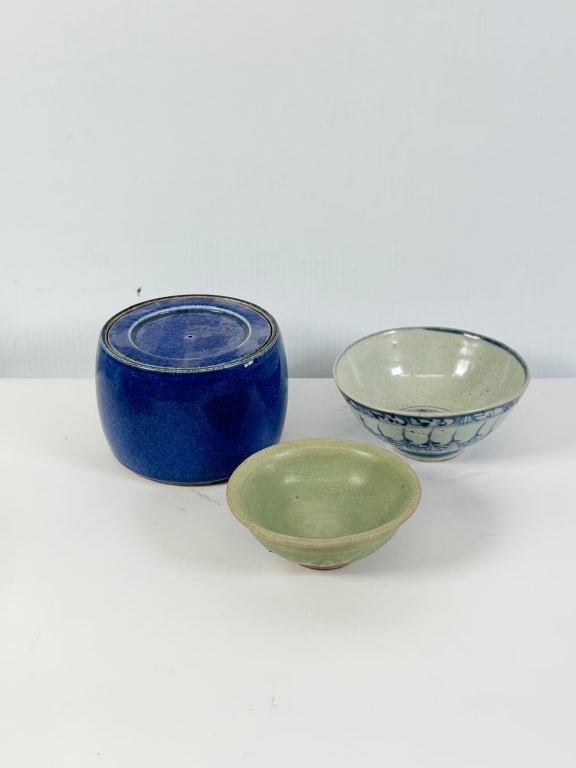 Assorted antique Chinese porcelain (1 of 10)