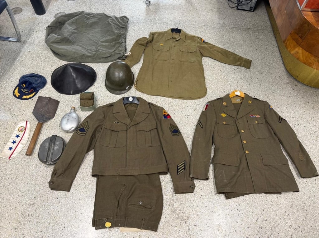 US Military Marine army admiral accessories: A USA - Military Marine army admiral veteran US military outfits and accessories. Every fabric most likely wall. Vintage. Top quality. Several various outfits with pants. Complete sets.