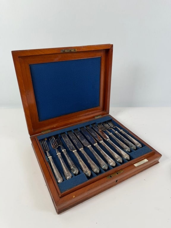 Elkington & Co silversmith London knife & Fork set: Elkington & Co silversmith, London knife and Fork set. In fitted box. Hallmarked. English. Measures: Forks 7 inches, knifes 7 inches JZ11B