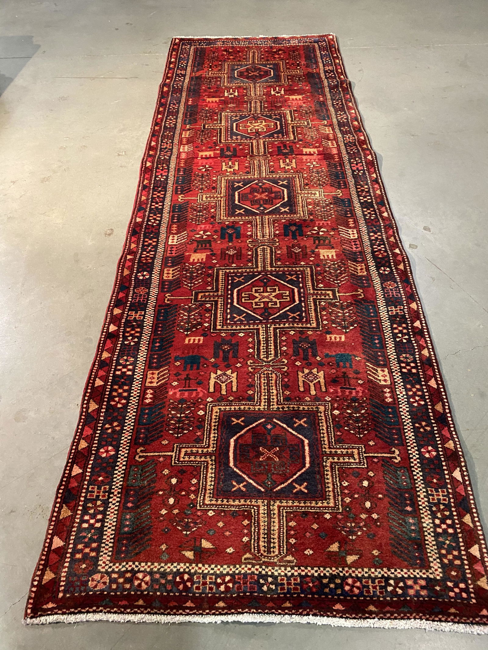 FINE VINTAGE HERIZ RUNNER 3.9x10.: 3'.9" X10'. Fine Authentic Antique Persian Heriz runner , 100% soft wool, excellent condition, in multi colors, Hand knotted in Iran