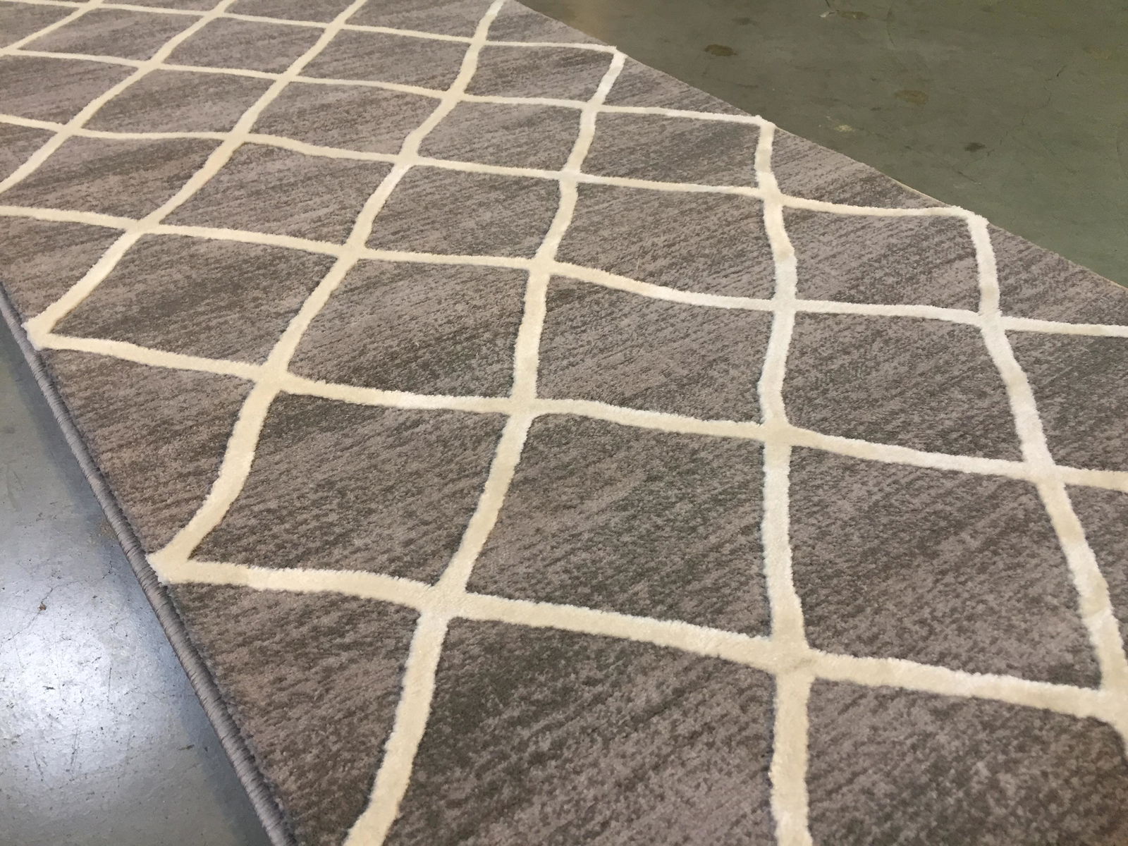 STUNNING PREMIUM MODERN RUNNER 8 FT: 2'.3"x7'.7" Modern pattern Premium quality 1.0 M PPSM dense pile in Ivory, Grey colors ,Made of durable and easy to care, polyproplyen pile power loom in Turkey