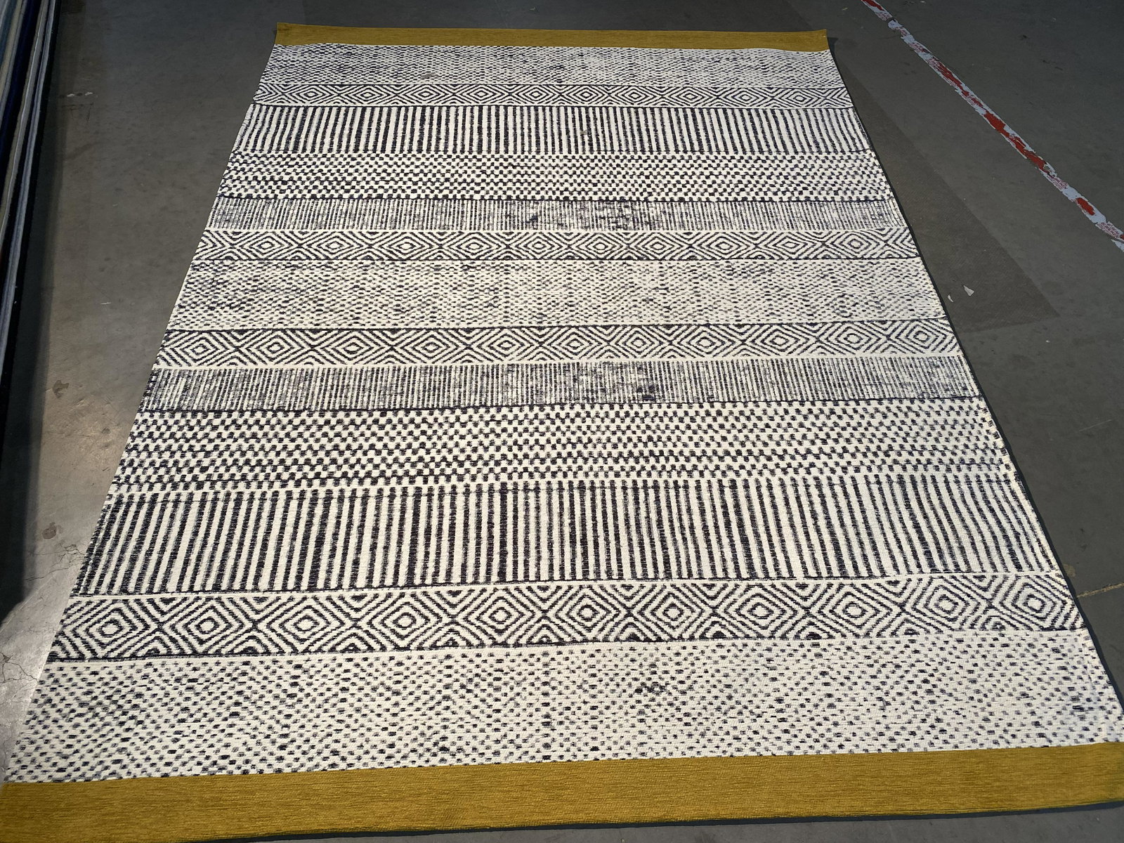 MODERN  DESIGN  RUG 6X8 (1 of 7)