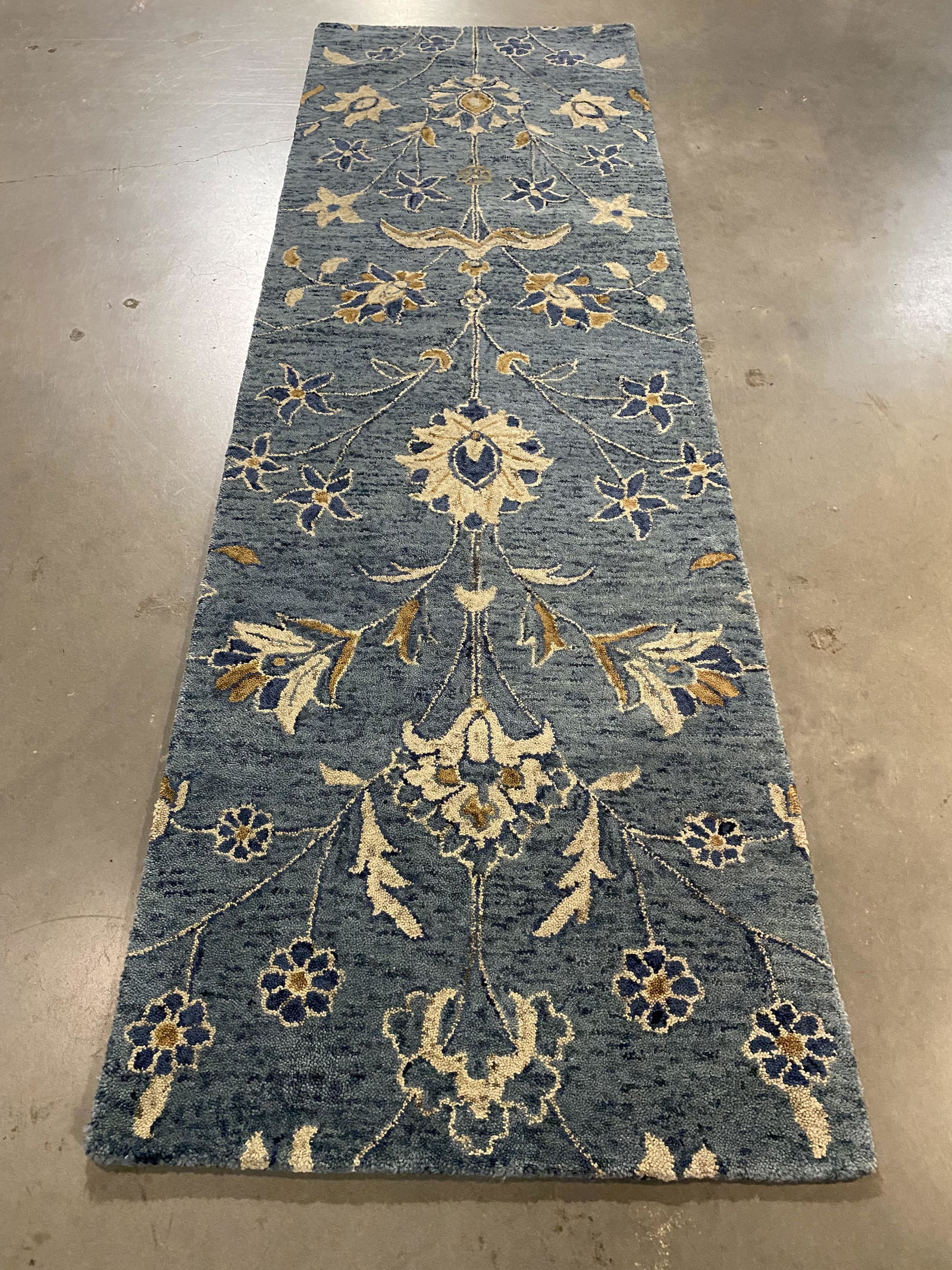 FABULOUS ALLOVER DESIGN 8' RUNNER (1 of 5)