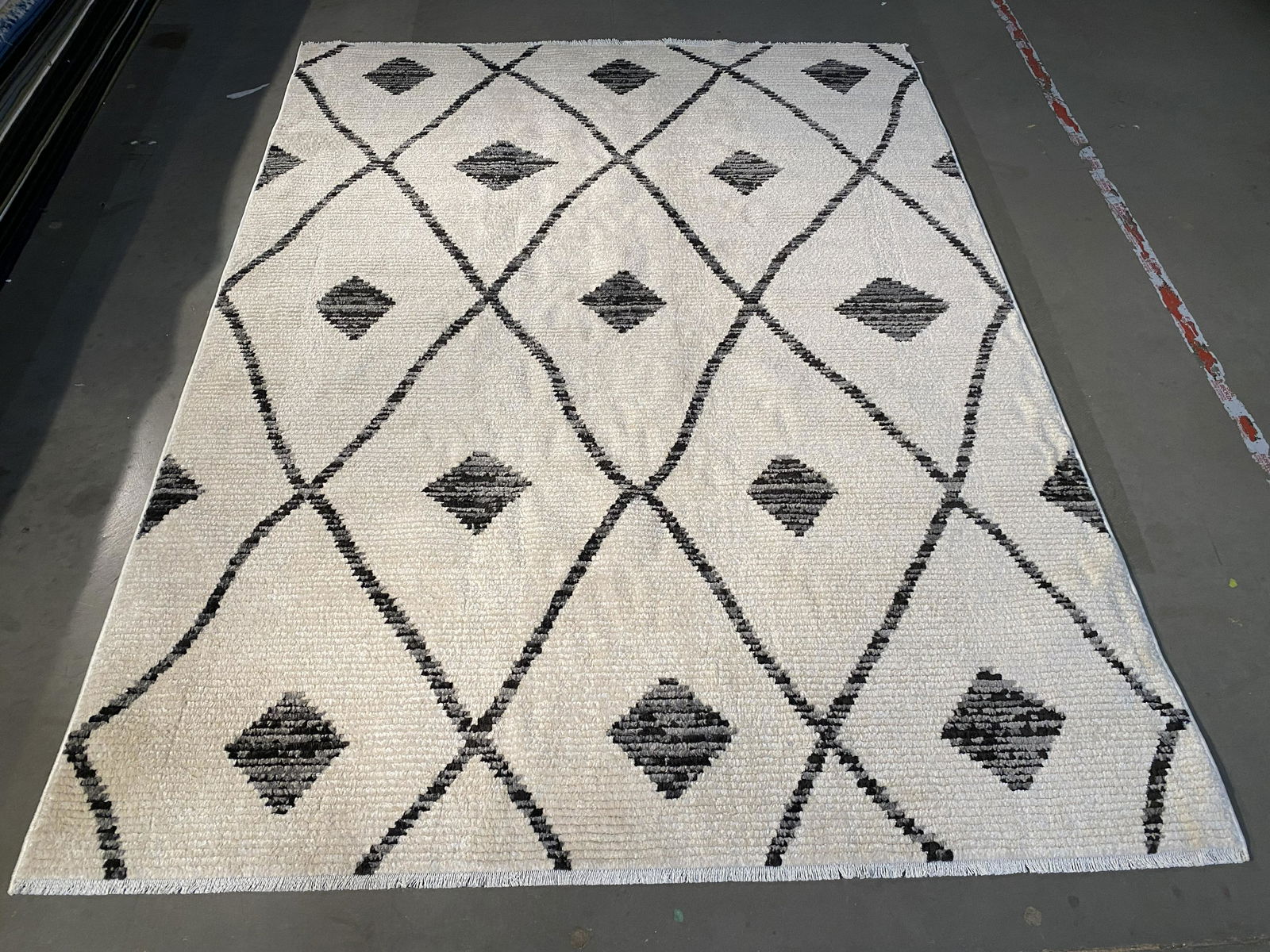 TEXTURED MODERN RUG 6x8 (1 of 5)