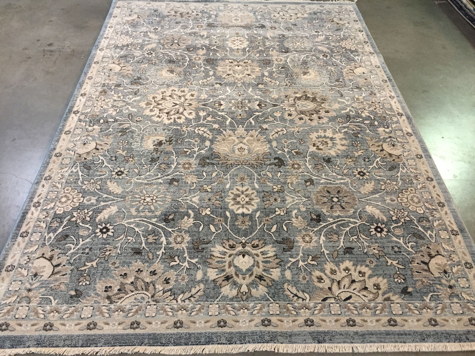 MODERN VINTAGE DESIGN RUG 8x10: 8x10 Modern Vintage design Brand name rug, in steel grey blue and silver, Ivory colors ,Made of durable and easy to care, polyproplyen pile power loom in Turkey