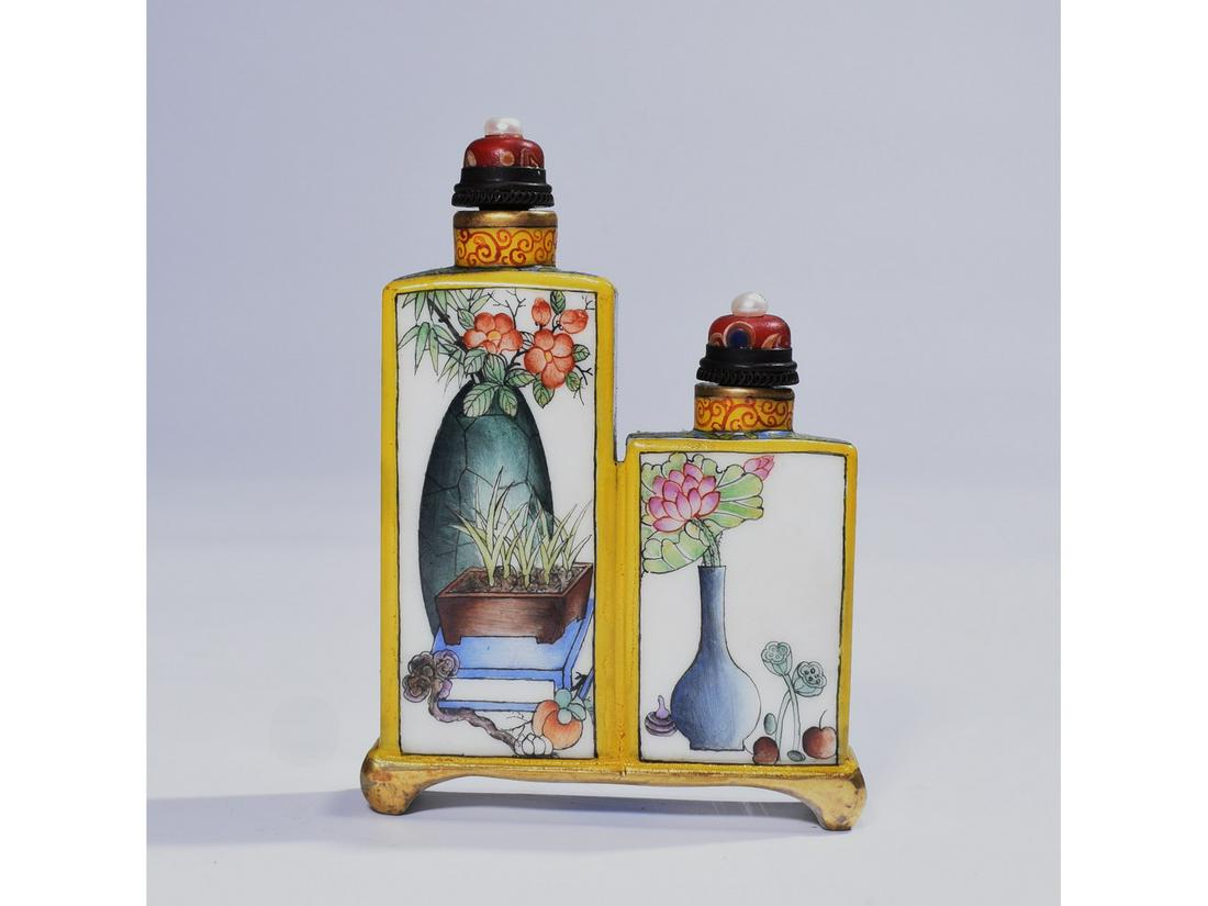A DOUBLE TUBE PAINTED ENAMEL SNUFF BOTTLE (1 of 5)