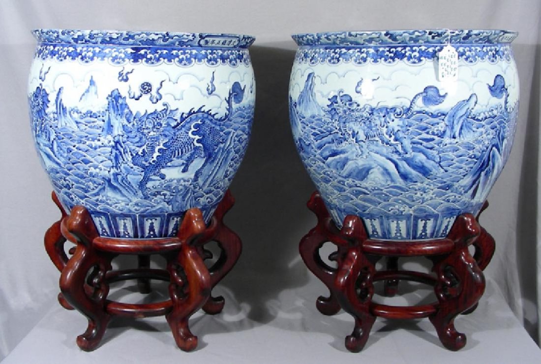 IMPORTANT PAIR BLUE&WHITE FISH BOWL, QIANLONG PERIOD (1 of 2)