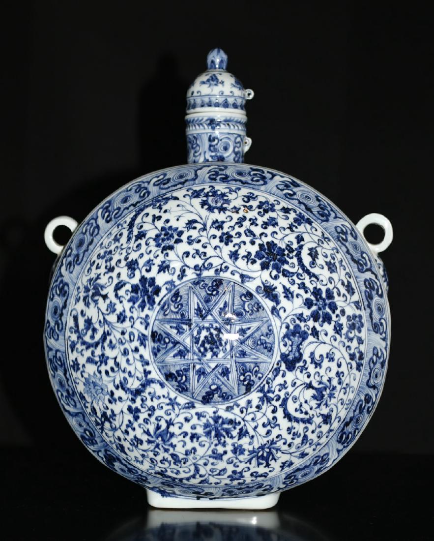 A BLUE AND WHITE MOON FLASK VASE (1 of 8)