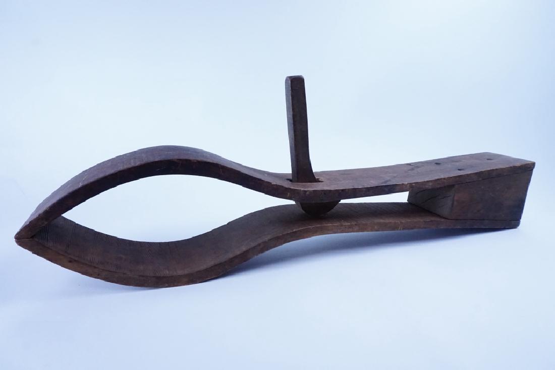 PRIMITIVE WOODEN SADDLE MAKER'S CLAMP (1 of 3)