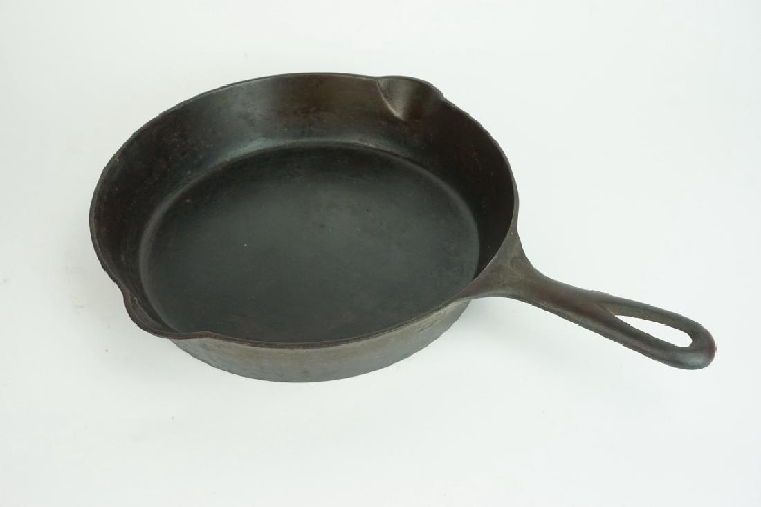 ERIE #8 704A CAST IRON SKILLET (1 of 5)