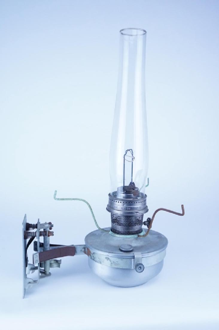 VINTAGE ALADDIN CABOOSE OIL LAMP (1 of 4)