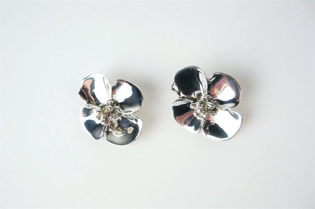 ROBERT LEE MORRIS STERLING SILVER FLOWER EARRINGS (1 of 3)