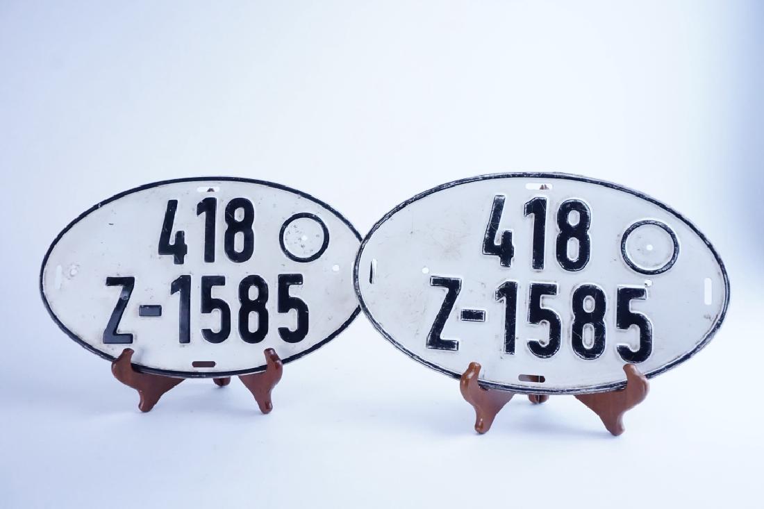 MATCHED PAIR OF VINTAGE GERMAN LICENSE PLATES (1 of 2)