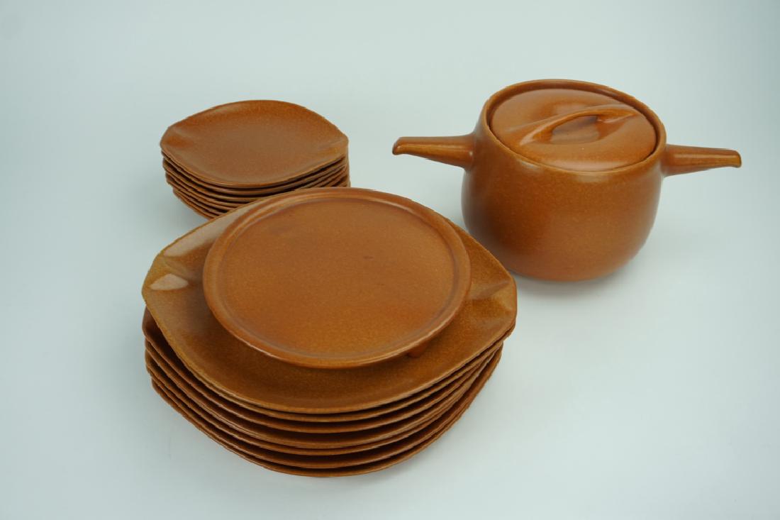 18pcs ROSEVILLE AUTUMN BROWN DINNERWARE (1 of 7)