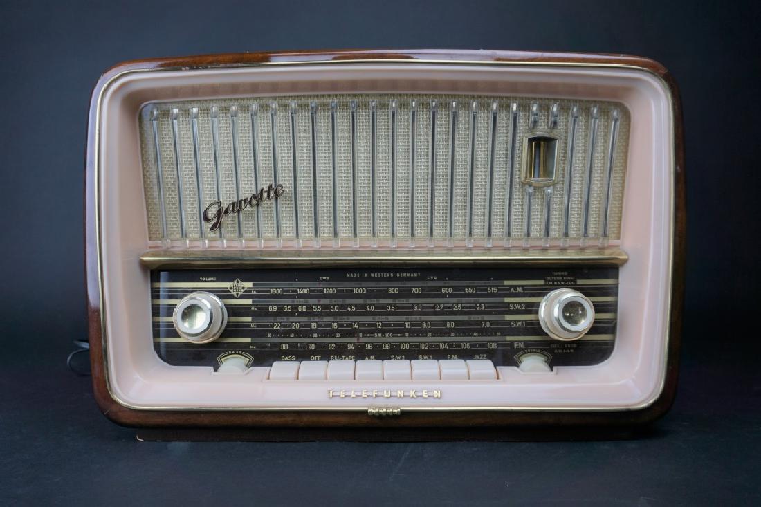 VINTAGE TELEFUNKEN GAVOTTE 5253W TUBE RADIO: VINTAGE TELEFUNKEN GAVOTTE 5253W TUBE RADIO - Made in West Germany; Case is wood with plastic front case; Serial # 567740 ; Condition - Stations come in clear and radio still lights up and works; Oxid