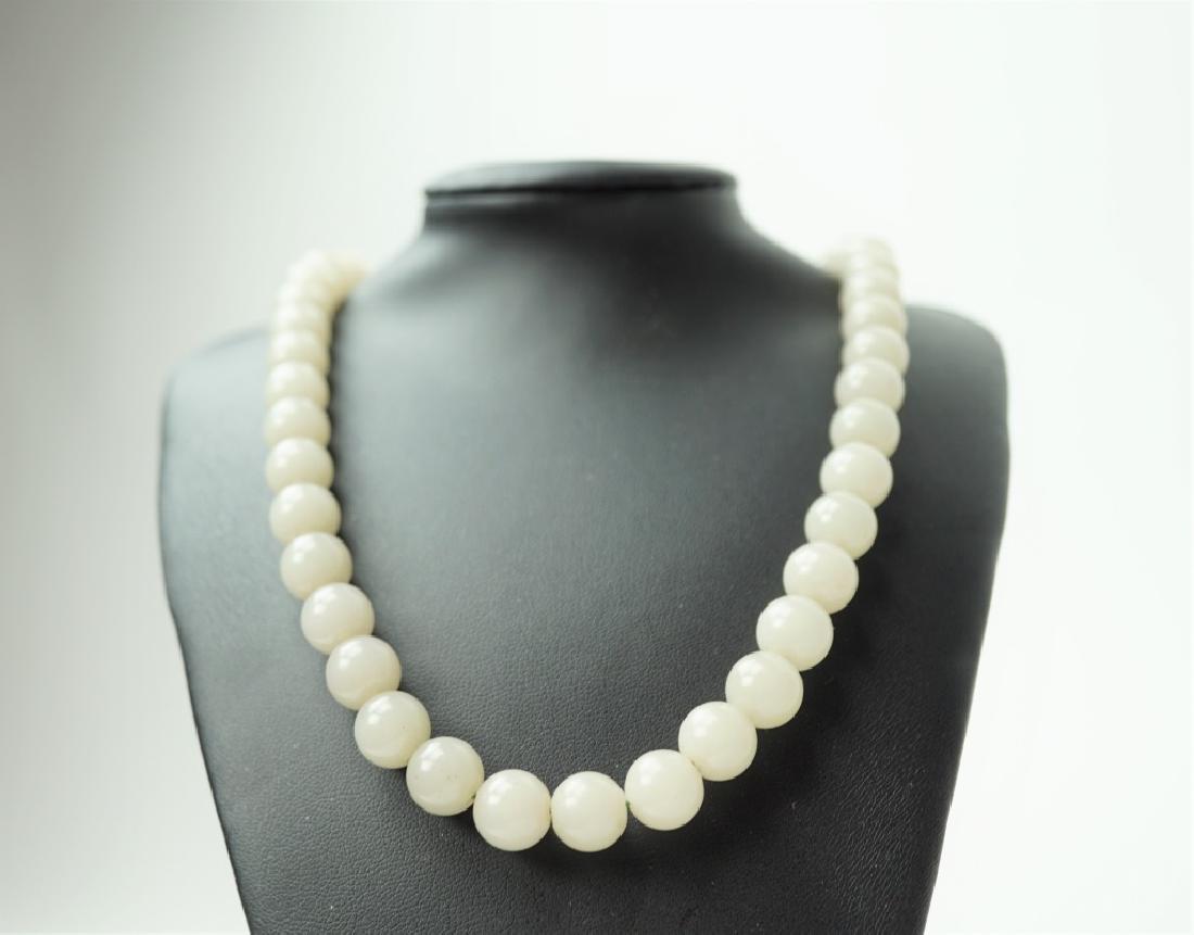 CHINESE JADE BEAD NECKLACE (1 of 7)