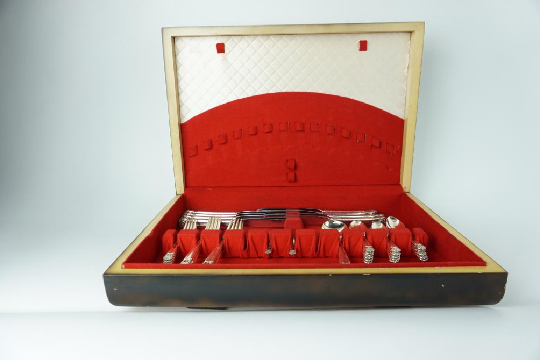 41pc 1847 ROGERS BROS FLATWARE SET IN CASE (1 of 5)