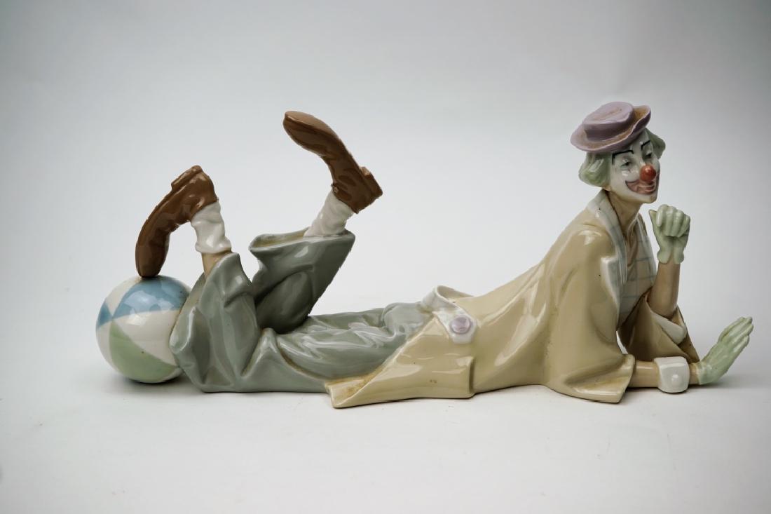 LLADRO "PAYASO ACOSTADO" LAYING CLOWN FIGURINE (1 of 4)