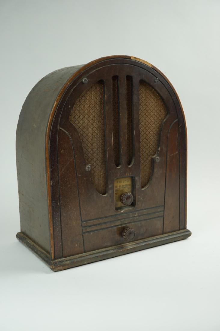 VINTAGE PHILCO CATHEDRAL RADIO (1 of 5)