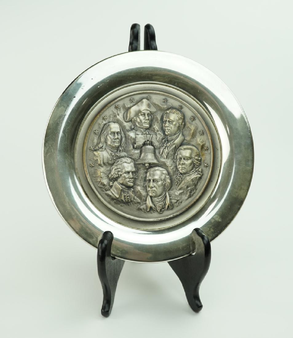 AMERICAN MINT FATHERS OF LIBERTY STERLING PLATE: AMERICAN MINT FATHERS OF LIBERTY STERLING PLATE 1975 The Fathers of Liberty solid Sterling silver Collector plate; Original design by Robert M Ramp, Features sculpted bust portraits of: George Washing