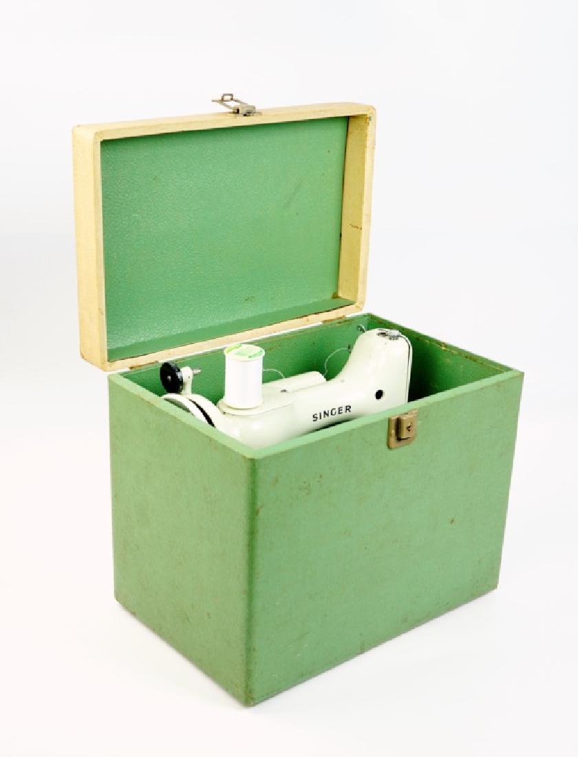 VINTAGE SINGER FEATHERWEIGHT 221K SEWING MACHINE (1 of 6)