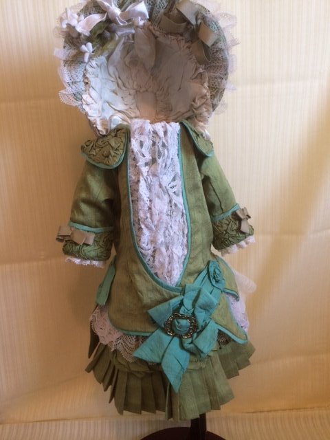 MAGNIFICENT ANTIQUE STYLE DOLL DRESS & BONNET (1 of 5)