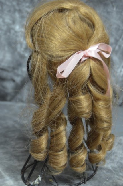 STUNNING VINTAGE HUMAN HAIR FOR JUMEAU BEBE 5/10: LOVELY VINTAGE BLONDE HUMAN HAIR DOLL WIG SWEET RINGLET CURLS WITH VINTAGE RIBBON TIE BACK GREAT CONDITION