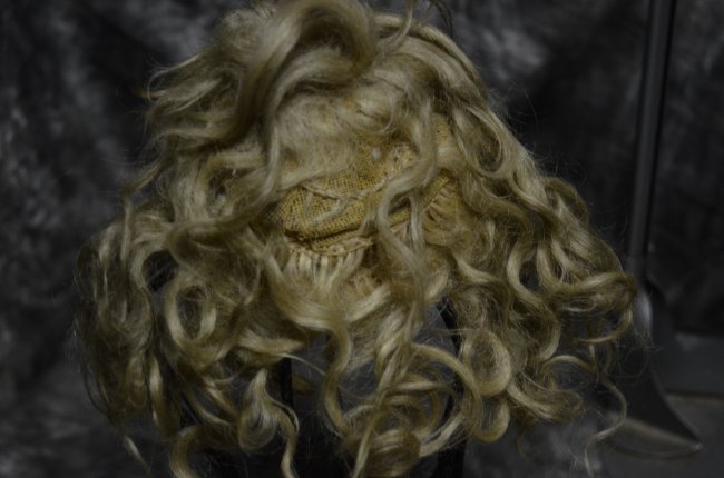 STUNNING ANTIQUE HUMAN HAIR FOR JUMEAU BEBE 7/10: ANTIQUE BLONDE HUMAN HAIR DOLL WIG CURLY WIG PULLED TO THE BACK NORMAL AGED IMPERFECTIONS