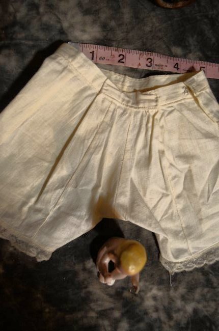 ANTIQUE VINTAGE DOLL CLOTHING 21/21: DELIGHTFUL PAIR OF ANTIQUE/VINTAGE DOLL PANTS WITH WAISTBAND LIGHT WEIGHT COTTON GREAT CONDITION