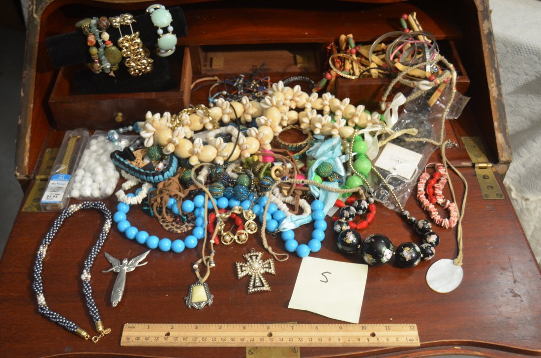 40+ pcs VINTAGE/MODERN COSTUME JEWELRY: GREAT LOT OF BEAD NECKLACES, BRACELETS ETC. MIXED CONDITIONS, SOME MAY HAVE IMPERFECTIONS