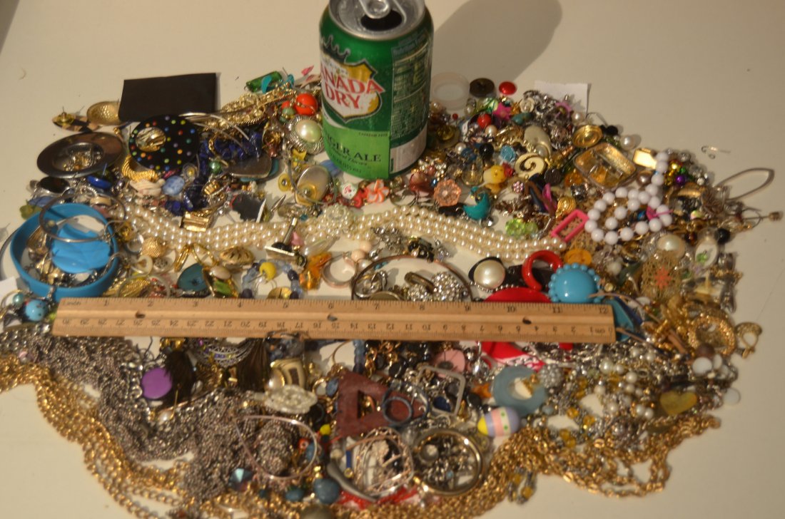 MIXED LOT OF COSTUME JEWELRY GOLD/SILVER TONES ETC (1 of 3)