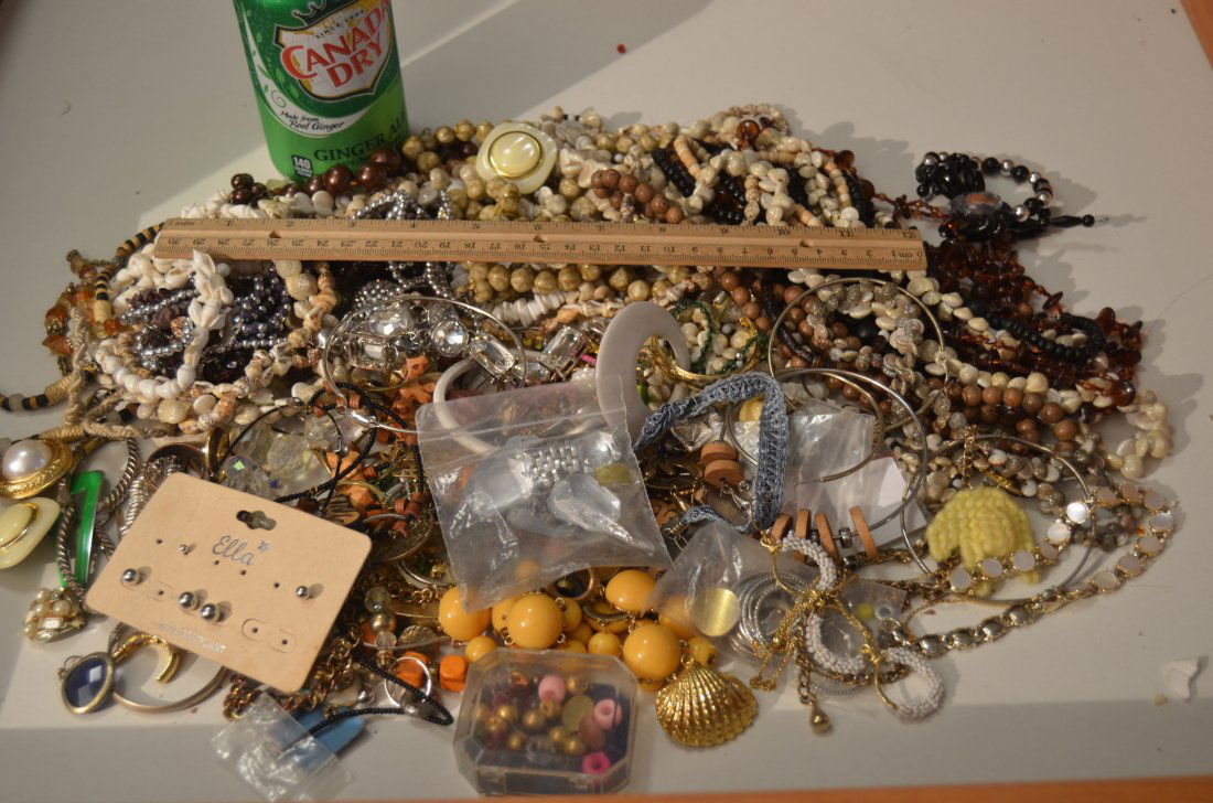 100 pc LOT COSTUME JEWELRY / RHINESTONE MIX (1 of 2)