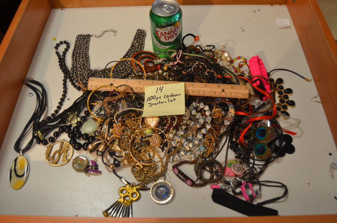 100 pc LOT OF COSTUME JEWELRY (1 of 3)