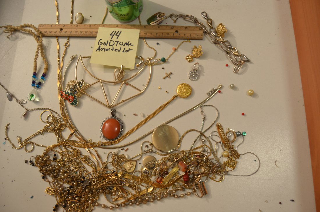 ASSORTED LOT OF GOLD TONE JEWELRY (1 of 1)